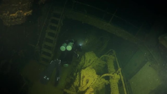 特鲁克泻湖水下沉船内的潜水员。