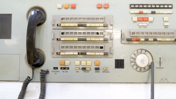 挂在墙上的旧电话