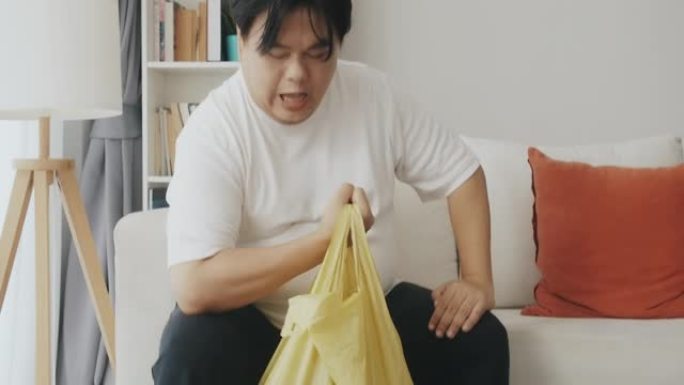 男子举起沉重塑料袋的上下运动。