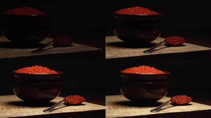红色鱼子酱在被光照亮的锅里。适合做广告。