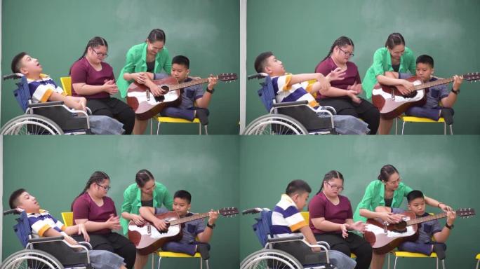一个坐在轮椅上的残疾男孩和一个患有唐氏综合症的女孩坐在一起，在学校里上音乐课和治疗。亚洲老师教男孩如