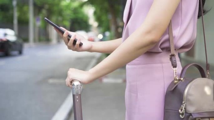 路边的女商人使用智能手机，使用应用程序预订出租车，通讯，连接，移动，商务旅行