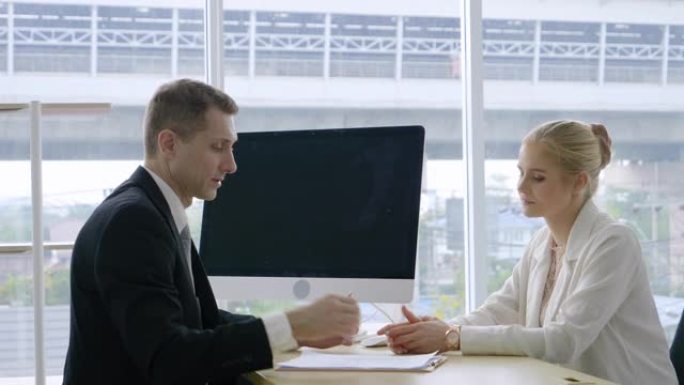经理男友好地笑着与公司办公室内的求职者聊天。谈话女性他们的工作申请融资理念祝贺在公司工作