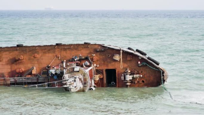 生态灾难。油轮坠毁并搁浅。海洋的石油污染