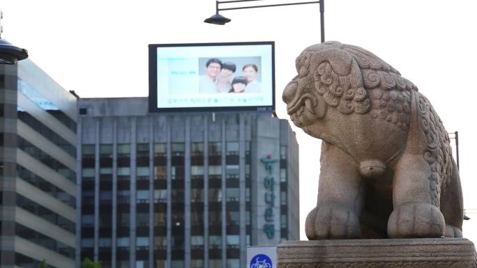 街市上有各种摆摊 一张有汽车的街道图片 一群人走在街上