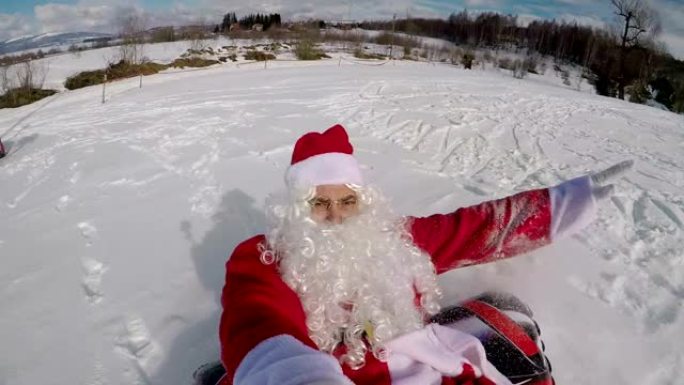 有趣的圣诞老人在雪地上滑行