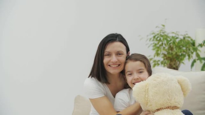 有爱心的母亲用泰迪熊为女儿做头发的4k视频。