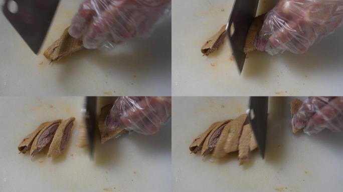 用菜刀在剁碎块上用棕色汤片煮鸭
