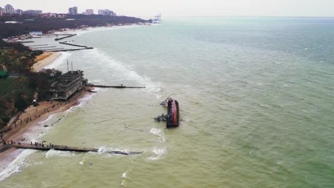 在敖德萨黑海海岸失事的沉没货船油轮的空中超脱