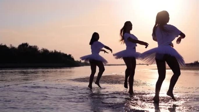 芭蕾舞演员的剪影在海水中表演舞蹈动作