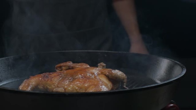 整个烤鸡在平底锅里用油油炸