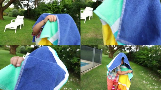 儿童玩泳池毛巾追逐相机