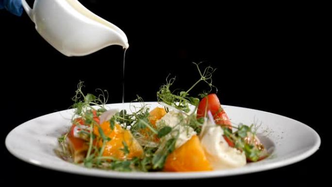 正确的食物概念。健康蔬菜沙拉配橄榄油调料。厨师拿着橄榄油的白色罐子的特写镜头。餐厅厨房的沙拉烹饪。慢