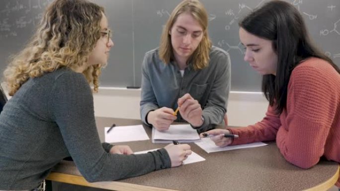 三名大学生一起解决科学问题