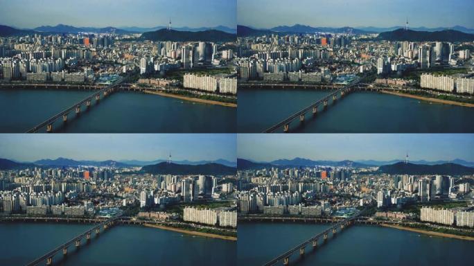韩国首尔市天际线和N首尔塔与交通桥的空中拍摄。