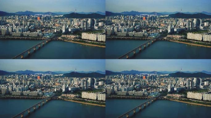 韩国首尔市天际线和N首尔塔与交通桥的空中拍摄。