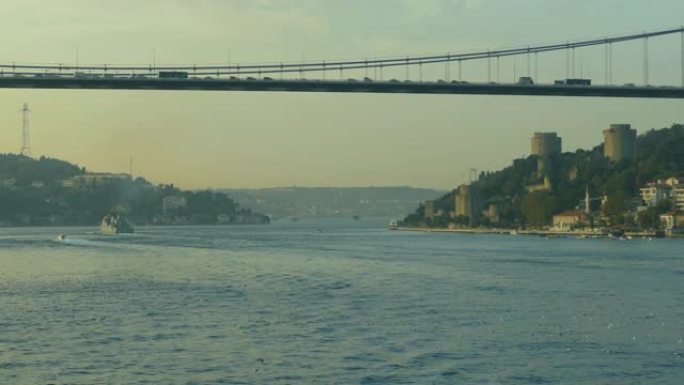 以伊斯坦布尔著名景点为背景的博斯普鲁斯海峡的军舰