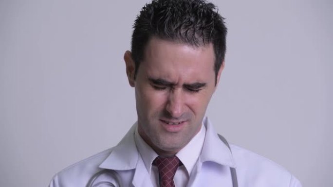压力大的男人的脸医生看起来悲伤和哭泣