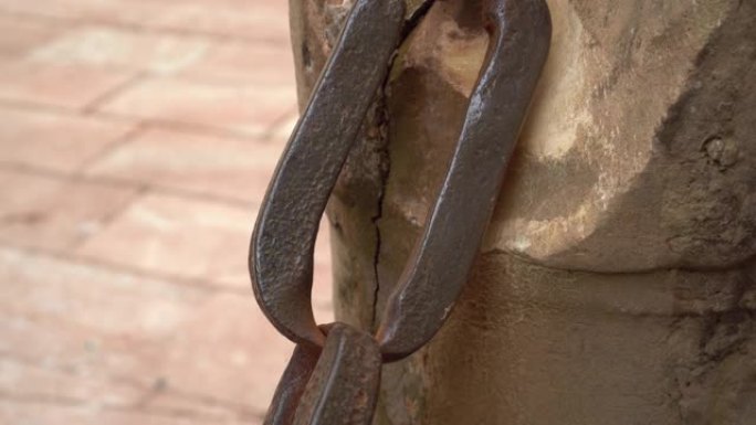 木制柱子上的古老的大金属链。