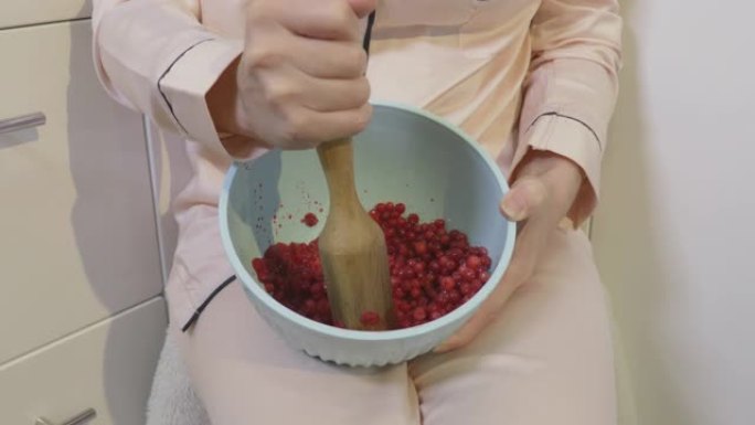 女人在碗里挤小红莓