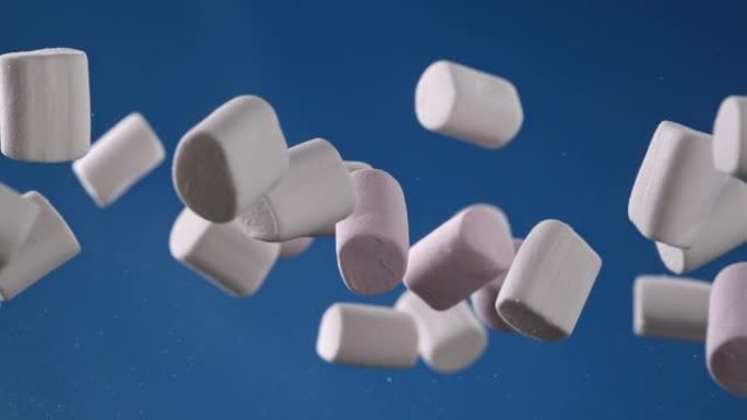 蓝色背景下的空气中的棉花糖
