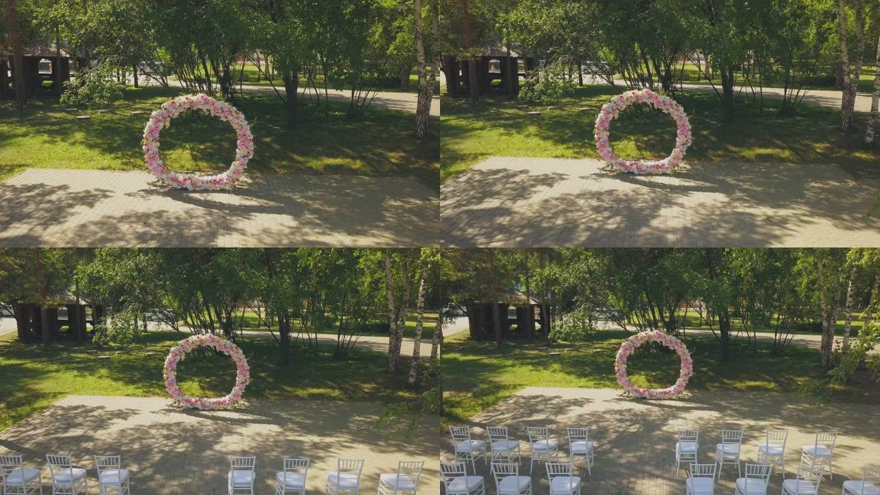 公园上层有鲜花和空椅子的婚礼场地