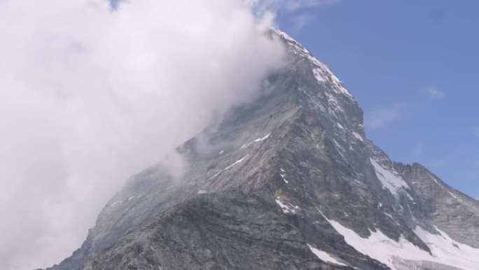 策马特 (Zermatt) 的马特宏峰 (Matterhorn) 的时光倒流，瑞士山顶上有快速移动的