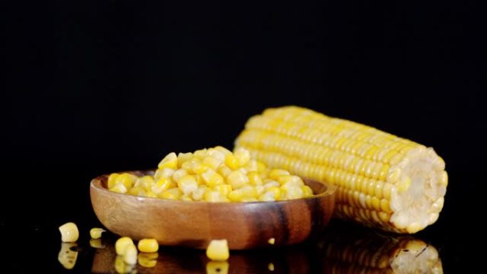 盘子里的玉米慢慢旋转。