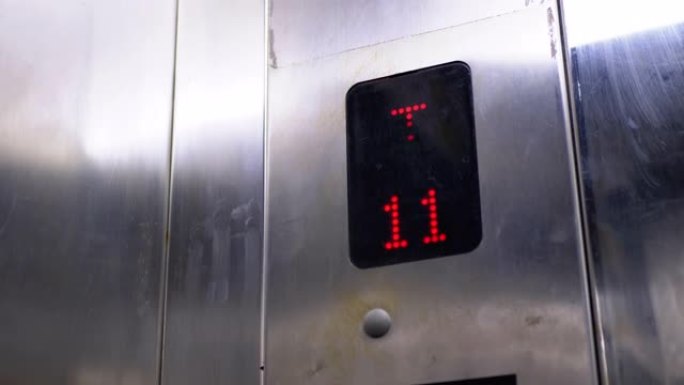 带有箭头向上的电梯中的数字显示显示从8到14的楼层