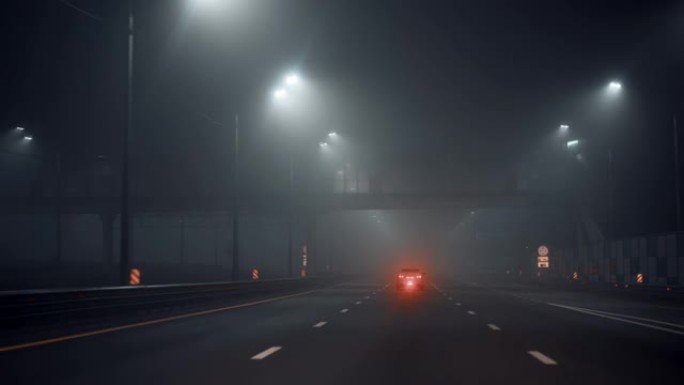 汽车在大雾中行驶，夜间城市照明，雾蒙蒙的夜晚，道路运动