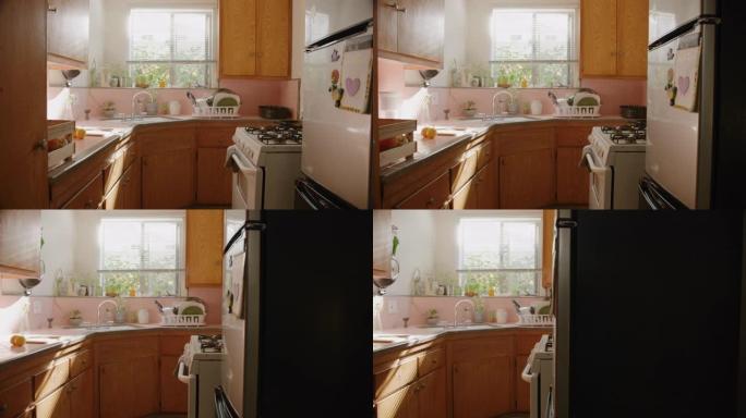 典型的好莱坞之家厨房冰箱温馨小屋