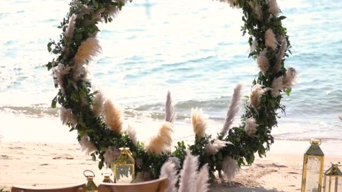 美丽的婚礼在海滩上举行。