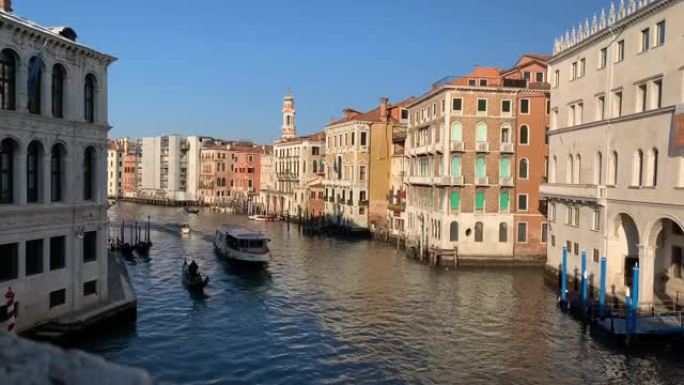 意大利威尼斯-2020年1月21日。威尼斯运河中的船只。意大利冬季旅行，桥梁和房屋。欧洲的浪漫目的地