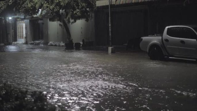 晚上下雨时被洪水淹没的街道