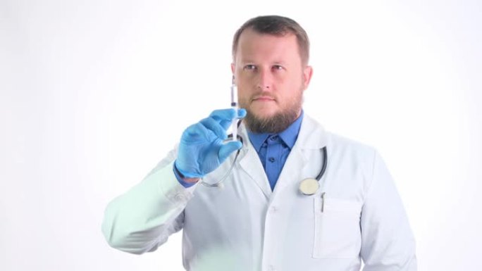 穿着白色外套的大胡子男医生在白色孤立的背景上手里拿着注射器和针头。这是为了让你变得更好