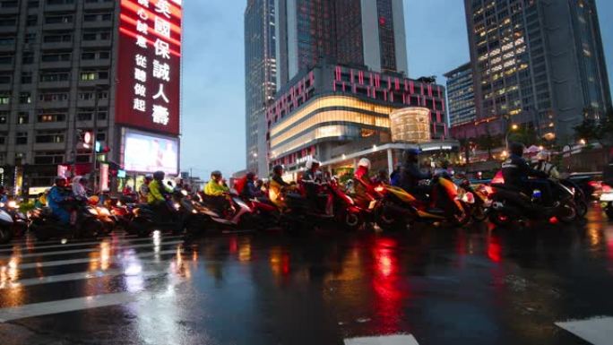 台北晚间通勤族，豪雨。助力车无处不在，典型场景