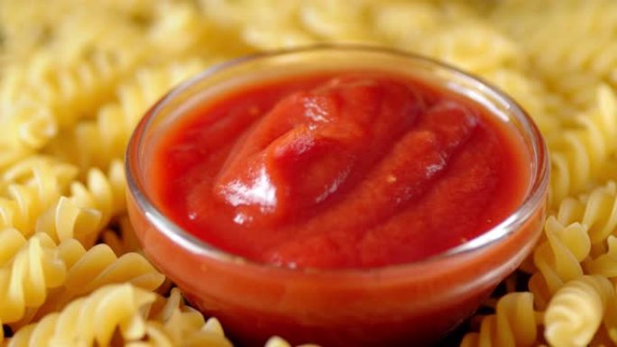 番茄酱干意大利面慢慢旋转。