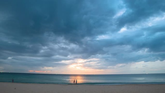 普吉岛卡隆海滩的延时日落