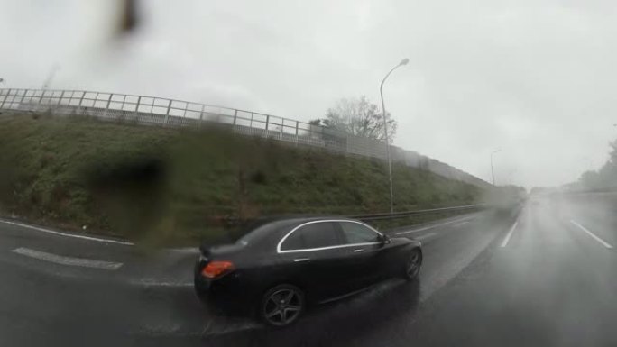 雨天开车。超越卡车。大雨中的交通，高速公路上的交通。镜头上的雨滴