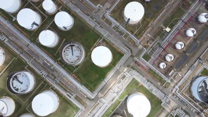 4k鸟瞰图拍摄夜间炼油行业的白天俯视图。东南亚大型工业中的石化厂和储存原油罐