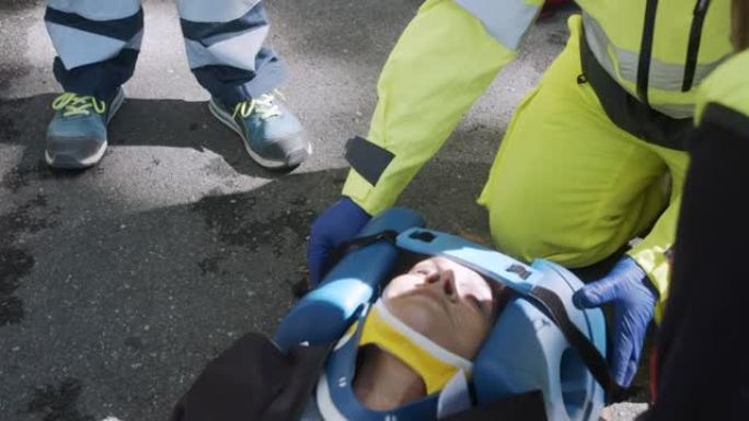 一名成熟女子在车祸后被救护人员救助的慢镜头