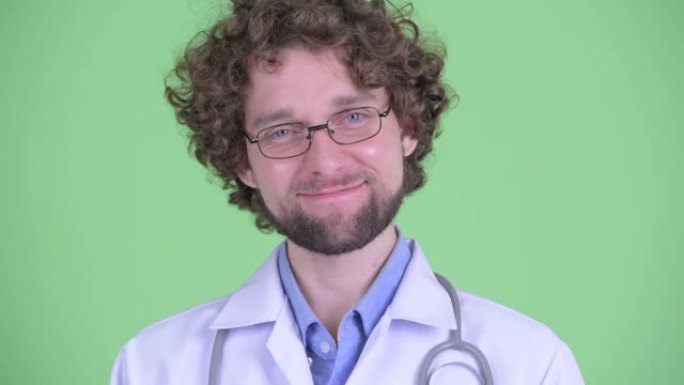 年轻英俊的大胡子卷发医生