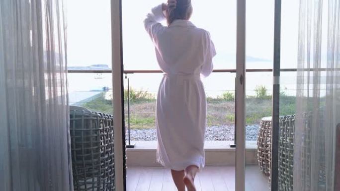 穿着浴袍的美女步行到酒店客房露台，海景4k