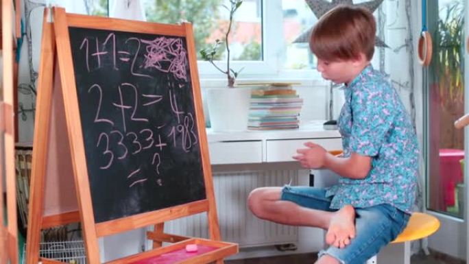 一位儿童博客作者为他的同学教在线数学课。