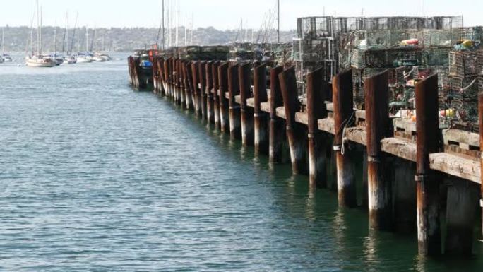 美国加利福尼亚州圣地亚哥港码头、商业码头、渔业上的陷阱、绳索和笼子。在港口捕捞海鲜的空锅和奶油锅。海