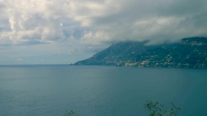 乌云密布在阿马尔菲海岸。自然，美丽。意大利坎帕尼亚-延时