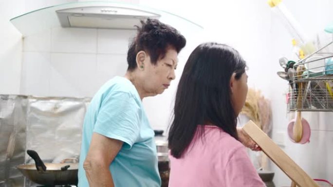 亚洲高级烹饪和她的孙子一起在厨房里洗衣服，生活方式理念。