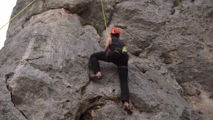 试图攀登岩层的自由登山者