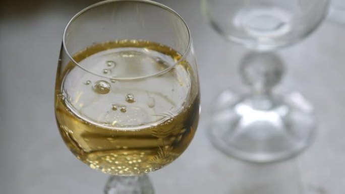 气泡在饮料杯中上升。水晶玻璃杯配香槟。玻璃藤蔓