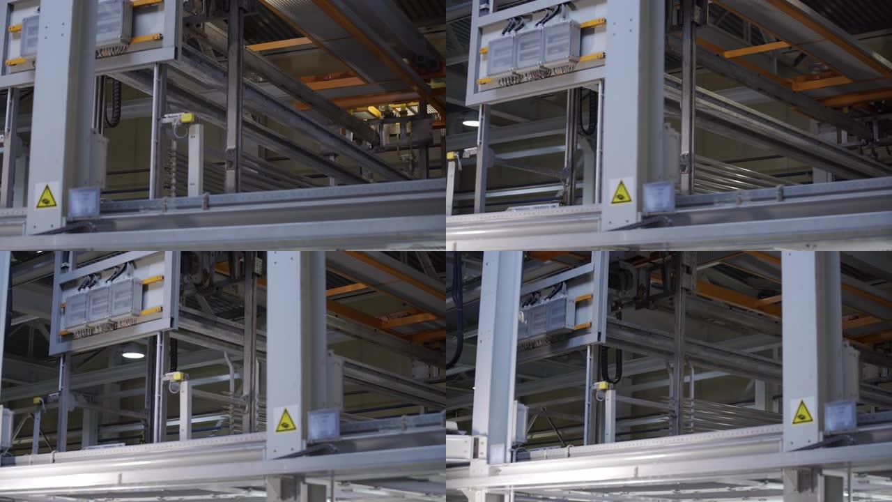 铝型材与帮助梁起重机一起浸入特殊解决方案中。企业中铝的阳极氧化工艺金属加工。